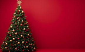 Raudona ir auksinė traukiasi: ši spalva 2025-aisiais užvaldo Kalėdų eglutes ir keičia šventinę madą.