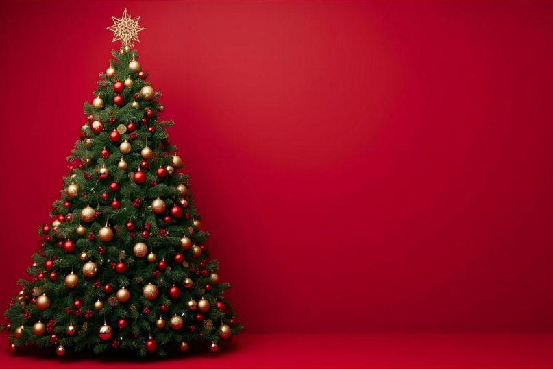 Raudona ir auksinė traukiasi: ši spalva 2025-aisiais užvaldo Kalėdų eglutes ir keičia šventinę madą.
