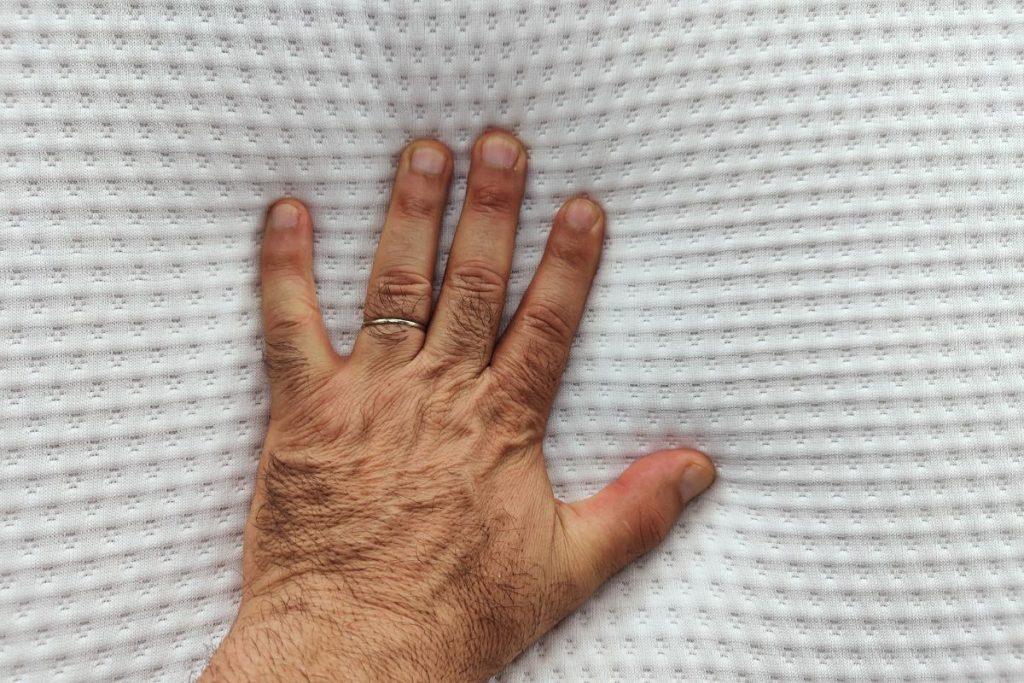 Rytais skauda nugarą ir kaklą? Gali būti, kad kaltas ne amžius, o jūsų čiužinys. Požymiai, jog čiužinį reikia keisti