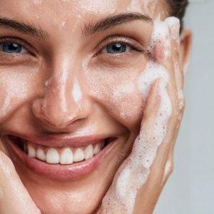 Sausa oda žiemą: paprasti įpročiai, kurie padės išvengti tempimo ir šerpetojimo