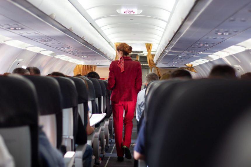 Sėdite lėktuve po šiuo ženklu? Verčiau pasisaugokite