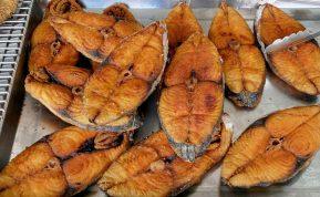 Senas žuvies kepimo triukas, kurį žinojo močiutės, bet pamiršo visi kiti: žuvis daugiau niekada nesubyrės