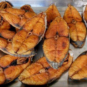 Senas žuvies kepimo triukas, kurį žinojo močiutės, bet pamiršo visi kiti: žuvis daugiau niekada nesubyrės