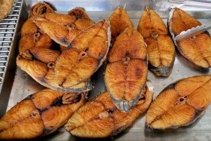 Senas žuvies kepimo triukas, kurį žinojo močiutės, bet pamiršo visi kiti: žuvis daugiau niekada nesubyrės