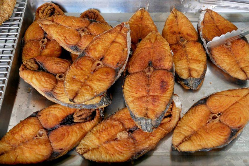 Senas žuvies kepimo triukas, kurį žinojo močiutės, bet pamiršo visi kiti: žuvis daugiau niekada nesubyrės