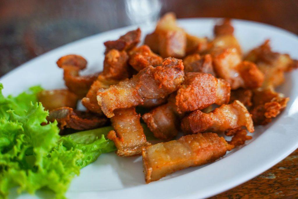 Senas žuvies kepimo triukas, kurį žinojo močiutės, bet pamiršo visi kiti: žuvis daugiau niekada nesubyrės. Kaip apsisaugoti nuo aliejaus taškymosi