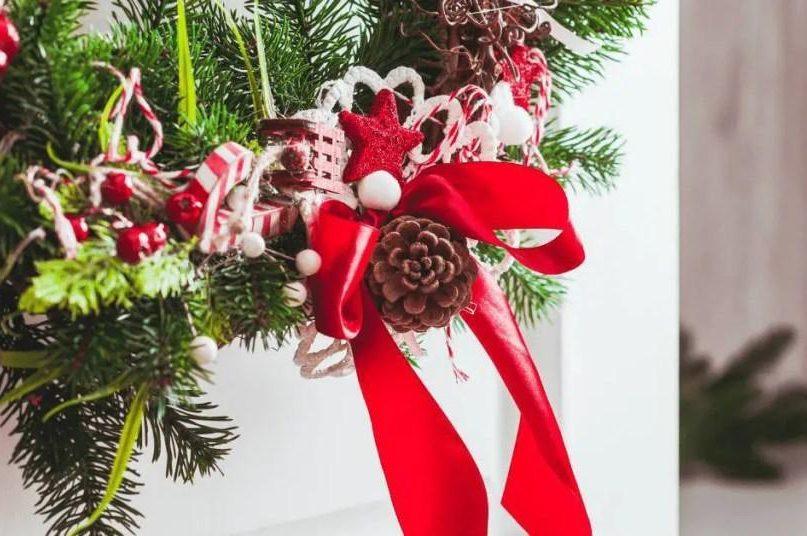 Ši juostelė Kalėdų eglutę paverčia nuostabia: dekoratoriai atskleidė triuką, apie kurį tyli IKEA