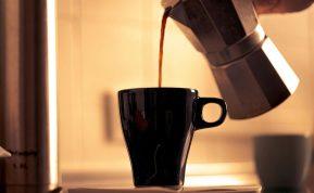 Ši paprasta gudrybė padės išplauti kavinuką vos per kelias sekundes!