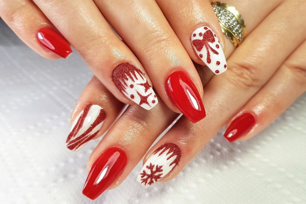 Ši spalva nuostabus pasirinkimas šventiniam manikiūrui: populiari tarp įvairaus amžiaus moterų. Kada verta pašėlti su raštais