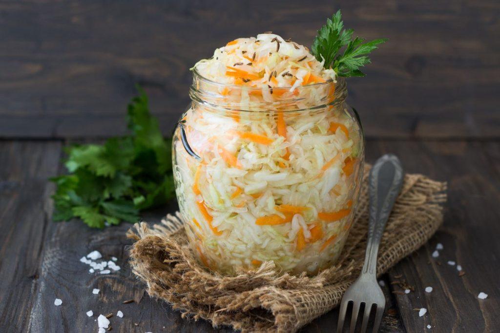 Šie 5 maisto produktai padės apsisaugoti nuo vitaminų trūkumo laikantis dietos. Rauginti kopūstai