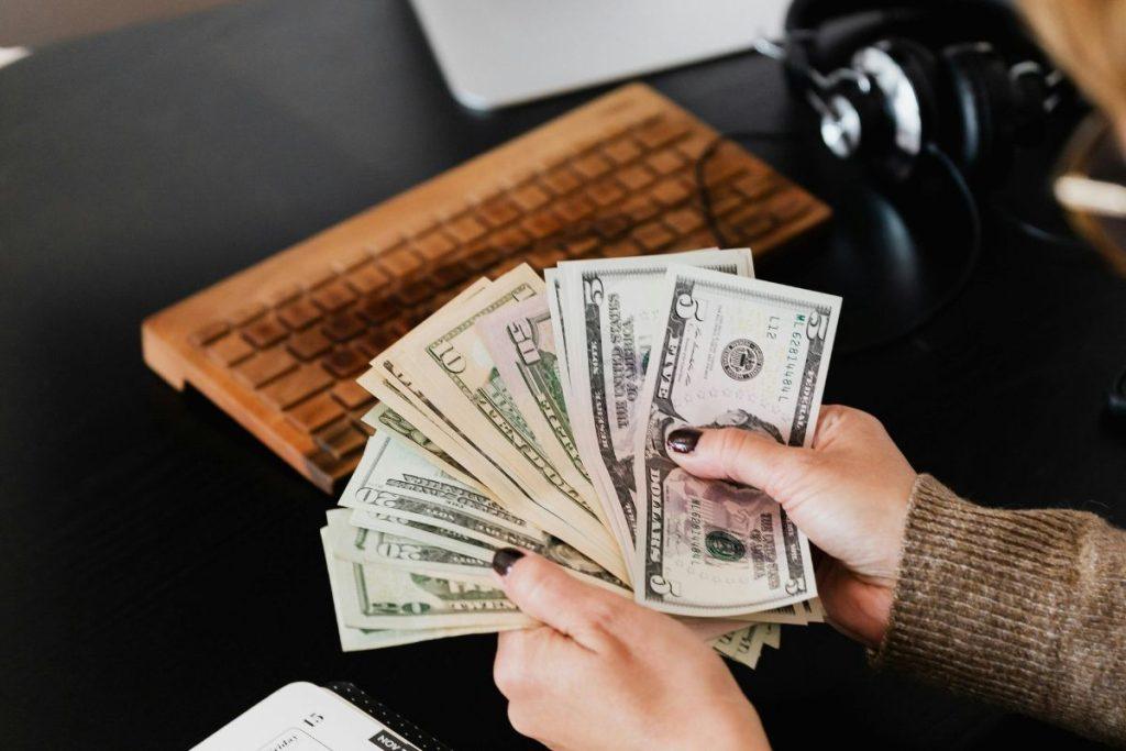 Šiems zodiako ženklams 2026-aisiais nusimato piniginės pagausėjimas – ar jūs tarp išrinktųjų? Žuvys