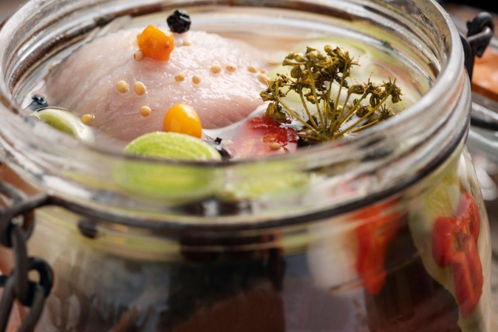 silkė su actu – sena lietuviška tradicija ir receptas, kuris niekada nenuvilia. Silkės su actu, papriika ir svogūnais revceptas