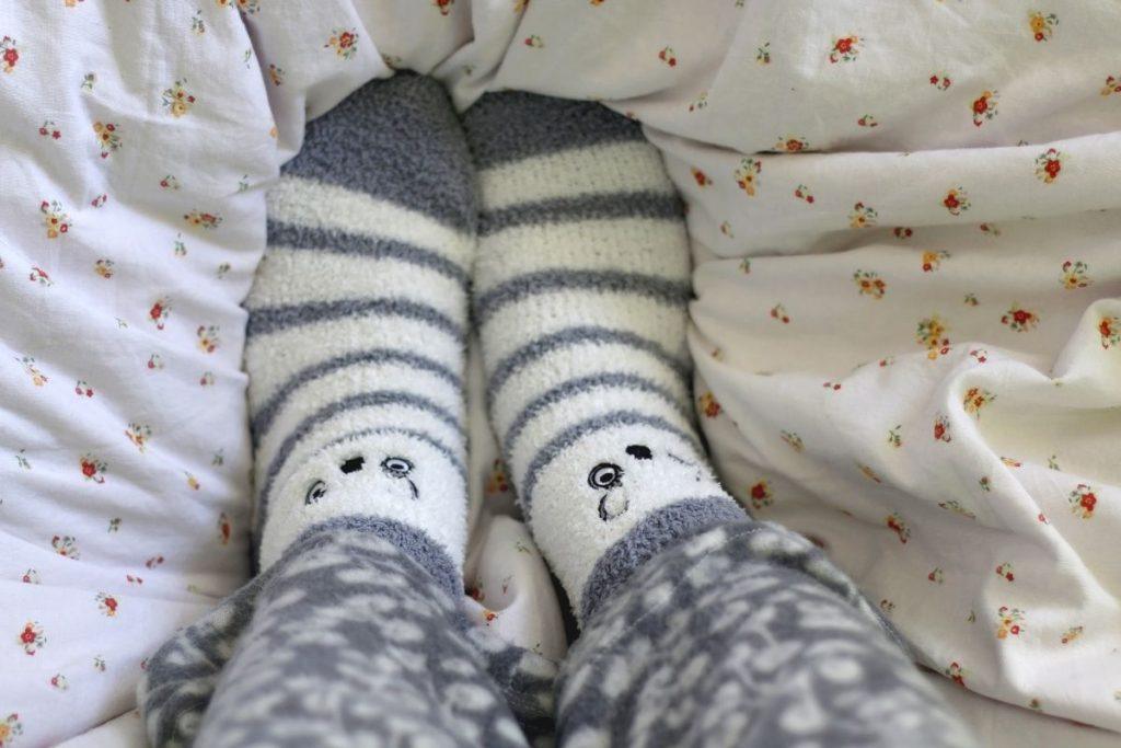 Šiltos pėdos padeda kūnui pasiruošti miegui