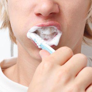 Šios klaidos prieš valant dantis daro daugiau žalos nei saldumynai: odontologai įspėja visus