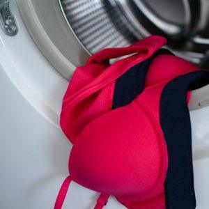 Šis paprastas triukas apsaugos jūsų apatinius: kaip skalbti juos skalbimo mašinoje be žalos