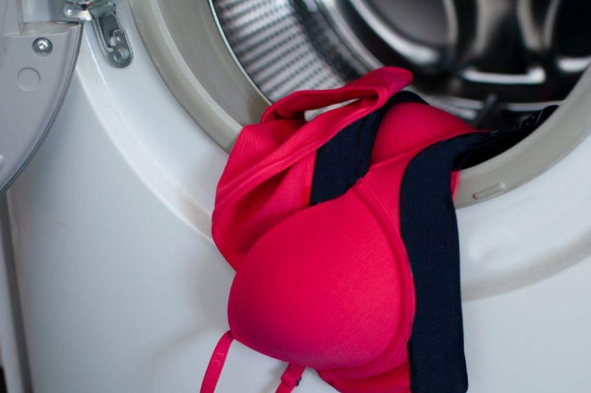 Šis paprastas triukas apsaugos jūsų apatinius: kaip skalbti juos skalbimo mašinoje be žalos