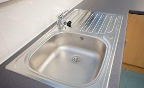 Šis produktas iš vonios kambario greitai išvalys virtuvės kriauklę. Ji nuostabiai spindės!