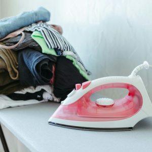 Šis produktas puikiai tinka valyti lygintuvą. Jį rasite pas save!