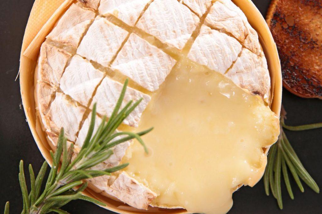 Šis sūris stiprina atmintį ir koncentraciją. Tai idealus pasirinkimas vyresnio amžiaus žmonėms. Kodėl mokslininkai išskyrė kamemberą