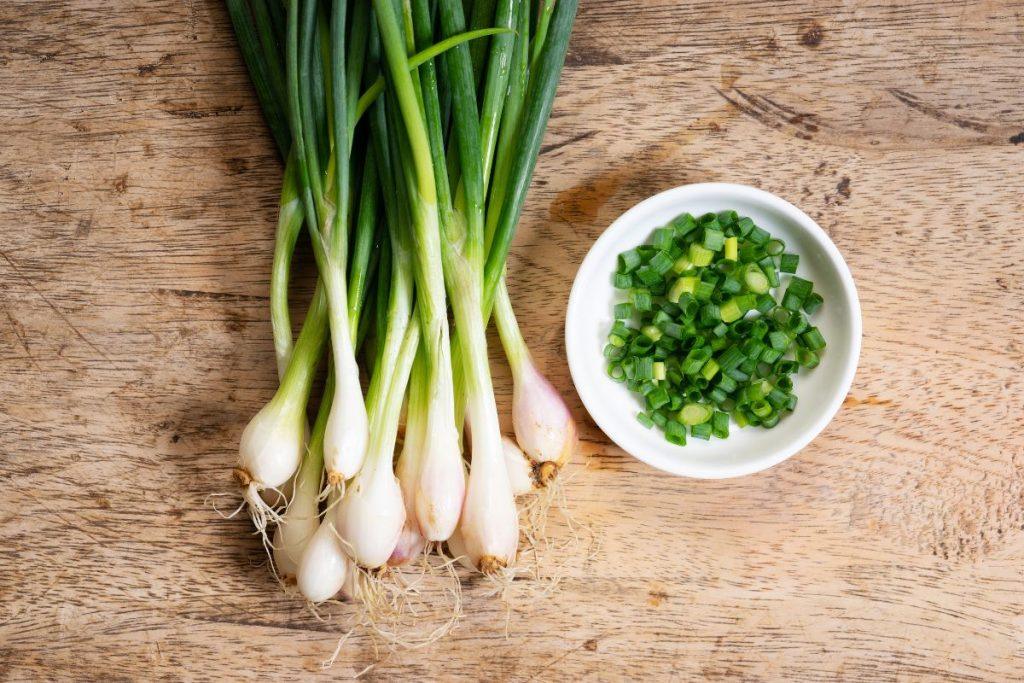 Šis žalumynas - tikra vitaminų bomba, kurią nepelnytai nuvertiname. Būtinai pagardinkite savo šventinius patiekalus! Kam nepatartina naudoti