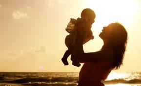 Šių zodiako ženklų atstovės laikomos geriausiomis motinomis: astrologai atskleidė