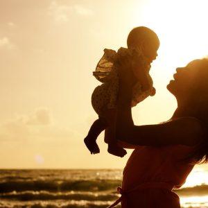 Šių zodiako ženklų atstovės laikomos geriausiomis motinomis: astrologai atskleidė