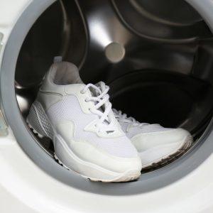 Skalbdami batus skalbimo mašinoje, į būgną įdėkite dar vieną dalyką. Batai bus kaip nauji!