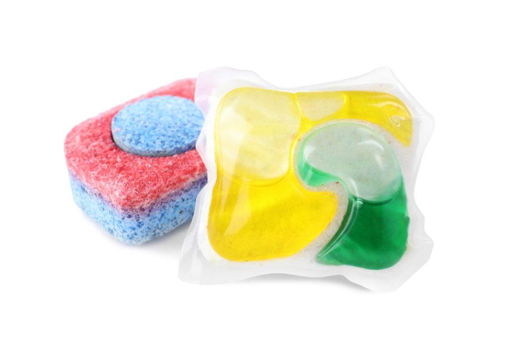 Skalbimo mašinos valymas su indaplovės tabletėmis