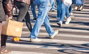 Sklando gandas, jog elektromobiliai pavojingi pėstiesiems: atliktas tyrimas atskleidė netikėtą tiesą