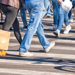 Sklando gandas, jog elektromobiliai pavojingi pėstiesiems: atliktas tyrimas atskleidė netikėtą tiesą