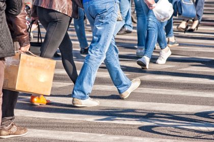 Sklando gandas, jog elektromobiliai pavojingi pėstiesiems: atliktas tyrimas atskleidė netikėtą tiesą