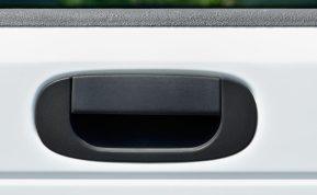 Slaptų durų rankenėlių eros pabaiga? Automobilių industrija susiduria su nemalonia tiesa