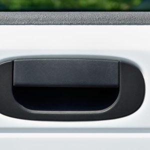 Slaptų durų rankenėlių eros pabaiga? Automobilių industrija susiduria su nemalonia tiesa