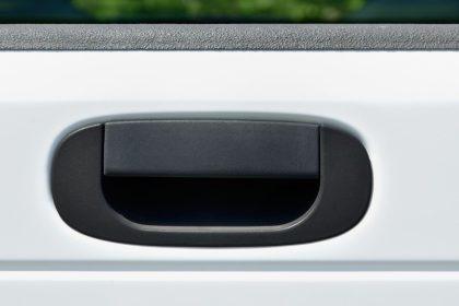 Slaptų durų rankenėlių eros pabaiga? Automobilių industrija susiduria su nemalonia tiesa