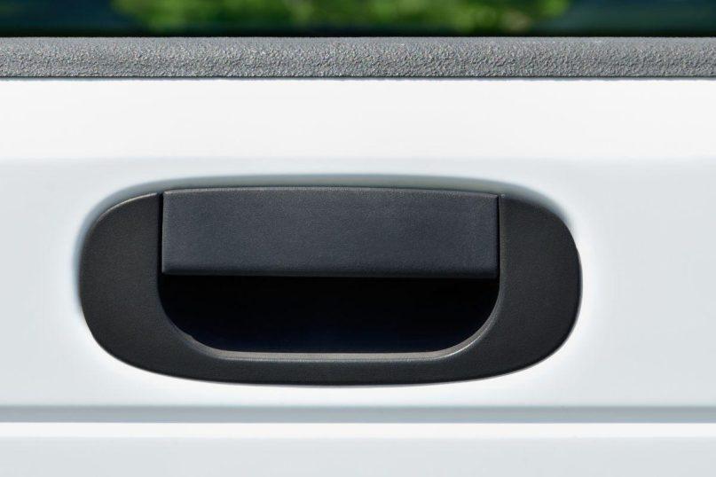 Slaptų durų rankenėlių eros pabaiga? Automobilių industrija susiduria su nemalonia tiesa