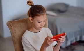 Socialiniai tinklai tyliai silpnina vaikų dėmesio koncentraciją: mokslininkai atskleidė stulbinančius rezultatus