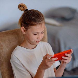 Socialiniai tinklai tyliai silpnina vaikų dėmesio koncentraciją: mokslininkai atskleidė stulbinančius rezultatus