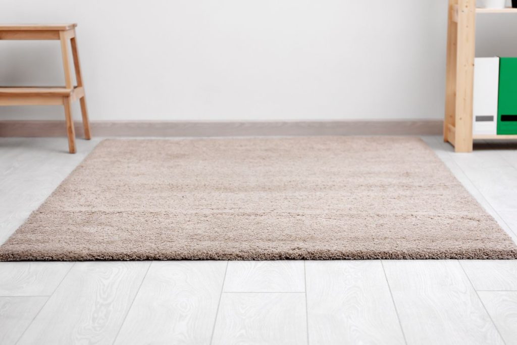 Kaip teisingai naudoti sodą po kilimu