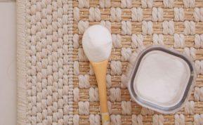 Sodą po kilimu barsto ne be reikalo: paprastas triukas, kuris sumažina dulkes namuose