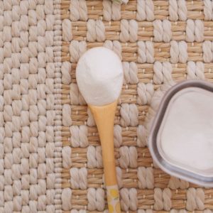 Sodą po kilimu barsto ne be reikalo: paprastas triukas, kuris sumažina dulkes namuose