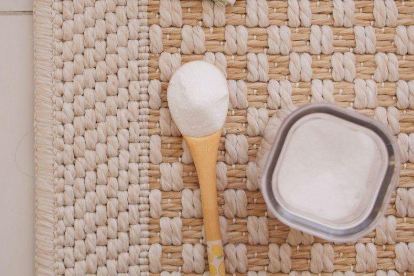 Sodą po kilimu barsto ne be reikalo: paprastas triukas, kuris sumažina dulkes namuose