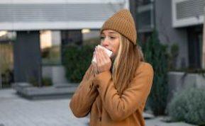 Šokiruojanti kalėdinė paslaptis: gydytojai atskleidė paprastą triuką, kaip įveikti eglutės alergiją