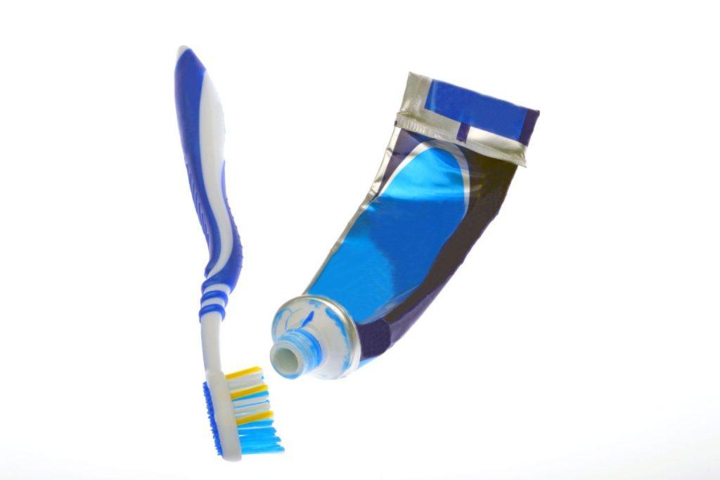 Spalvotos juostelės ant dantų pastos tūbelės: paslaptis, kuri gąsdina milijonus, bet tiesa – visai kitokia. Populiarios teorijos