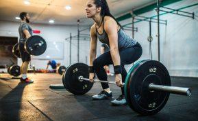 Sporto salė gali žaloti kūną: 5 pratimai, kuriuos darote neteisingai ir rizikuojate traumomis