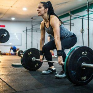 Sporto salė gali žaloti kūną: 5 pratimai, kuriuos darote neteisingai ir rizikuojate traumomis