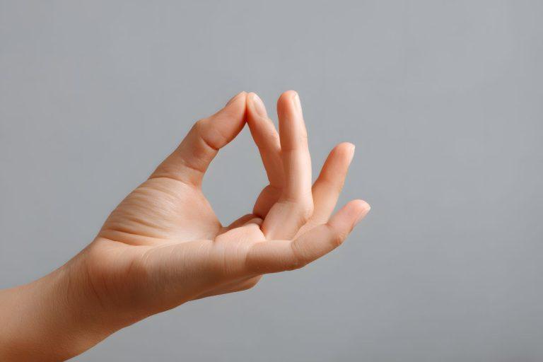 Štai kas atsitiks, jeigu sulenksite pirštus štai taip. Giyan Mudra