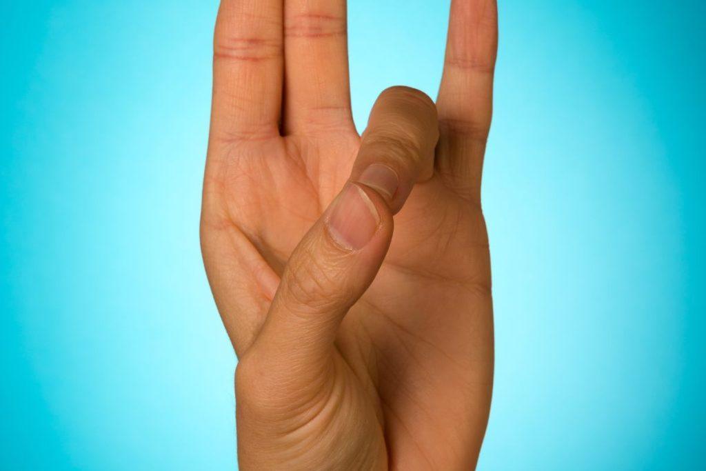 Štai kas atsitiks, jeigu sulenksite pirštus štai taip. Prithvi Mudra