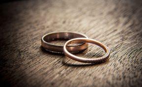 Štai ko negalima daryti su vestuviniu žiedu, jei norite gražios ir laimingos santuokos
