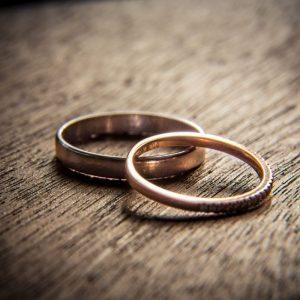 Štai ko negalima daryti su vestuviniu žiedu, jei norite gražios ir laimingos santuokos