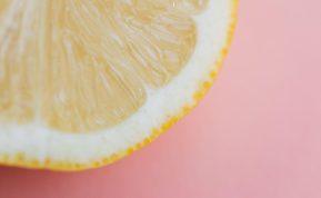 Štai kodėl prie savo lovos turėtumėte pasidėti griežinėliais supjaustytą citriną!